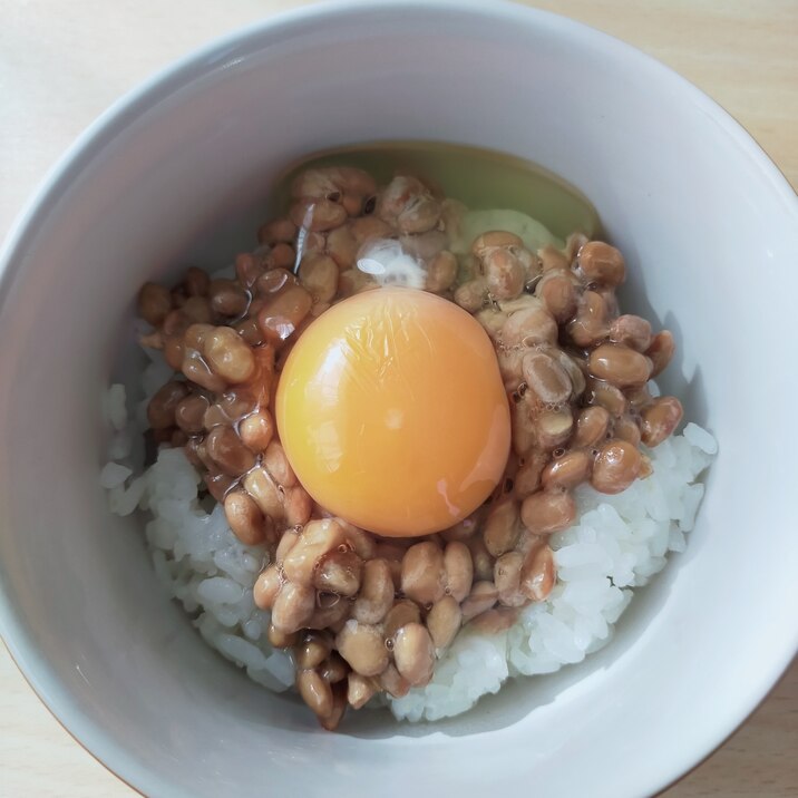 ごま油と鶏ガラスープの素で♪中華風味納豆卵かけご飯